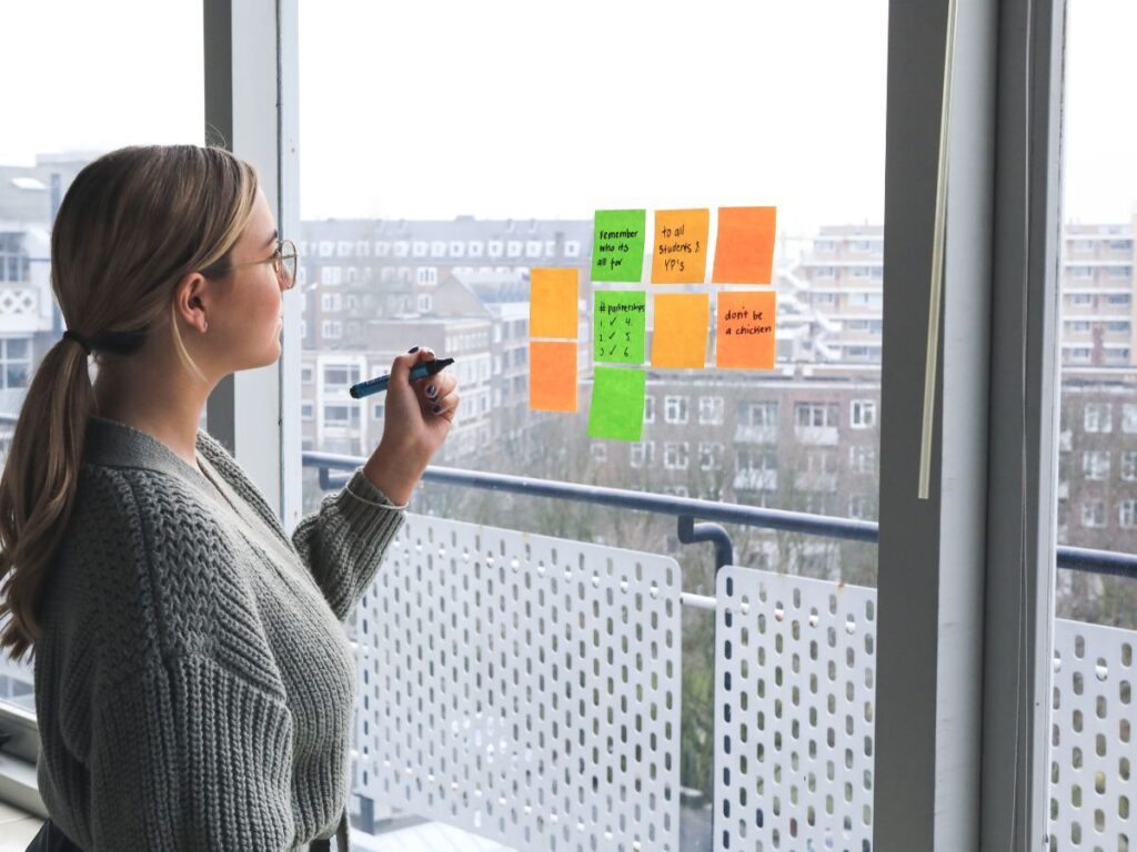 Trilhas de Carreira e Progressão Salarial: guia para estruturar caminhos claros de crescimento